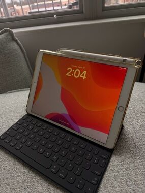 Apple iPad Air 3rd Gen 256GB + Apple Pencil + Smart Keyboard Folio